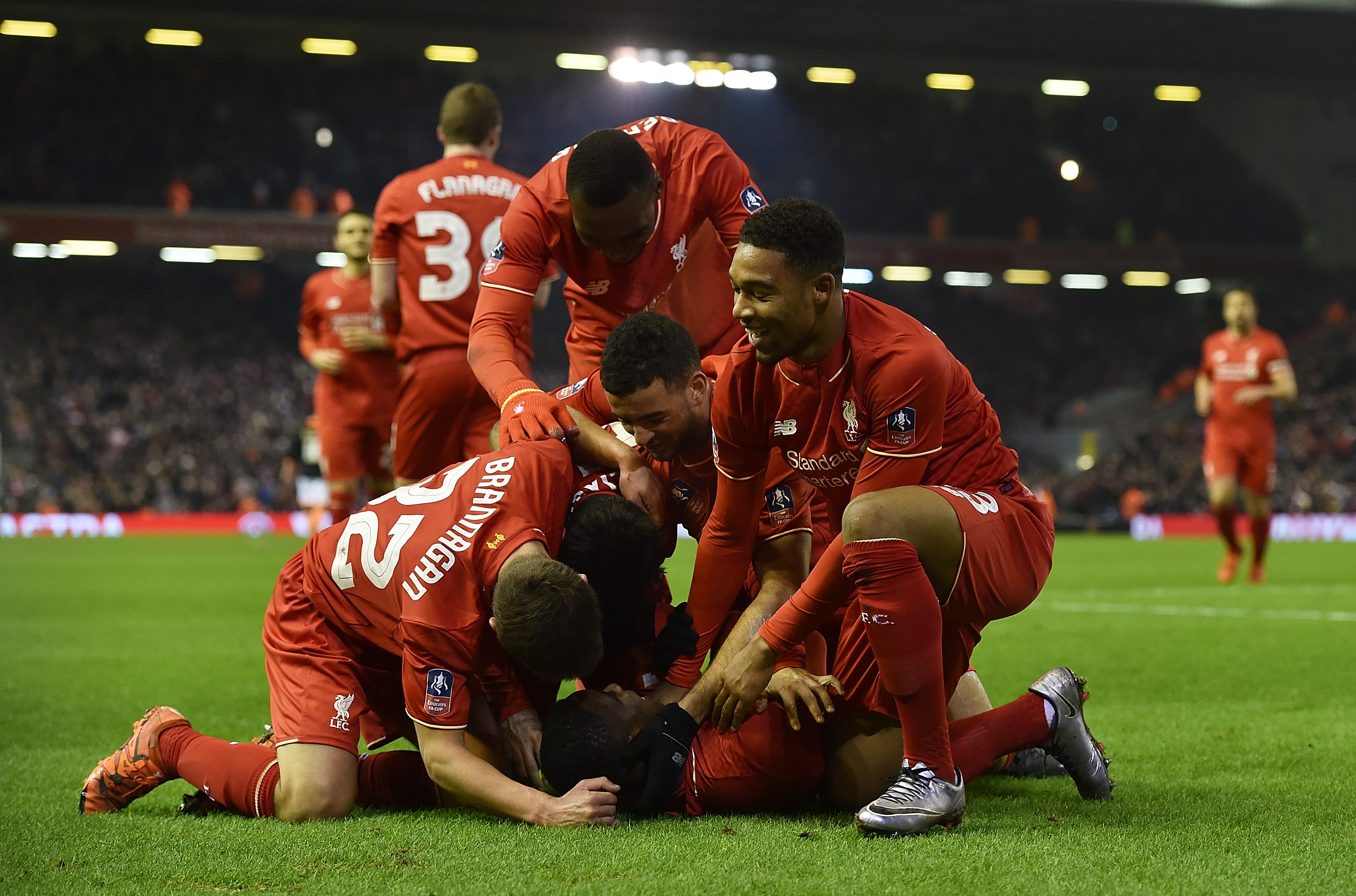 18岁超新星成广东内线希望！苦寻多年，他才是易建联接班人？（18岁新秀撑起广东内线？多年寻觅后，他会是易建联的接班人）