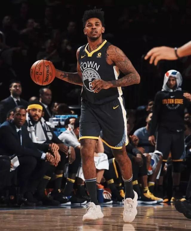 冲击7连胜！尼克斯背靠背迎战76人 唐斯&哈特复出（尼克斯背靠背战76人，冲击七连胜，唐斯与哈特回归）