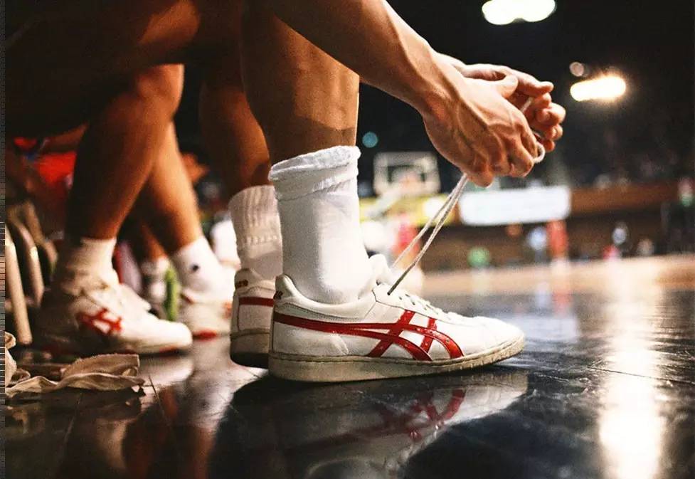 哈登训练后主动加练带动队友（哈登训练结束主动加练，带动队友跟练）