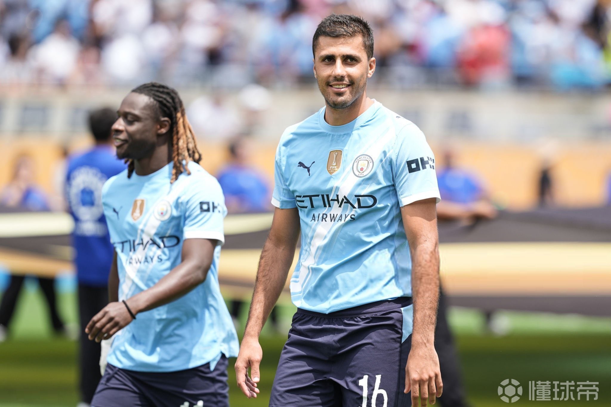 媒体人热议汪士钦染红：估计又得被网暴了，完全不像职业球员（媒体人评汪士钦红牌：恐再陷舆论风波，表现不够职业）