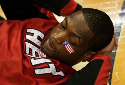 布伦森首节火力全开，高效得分但三分线外失准（布伦森首节狂飙高效取分，三分表现低迷）