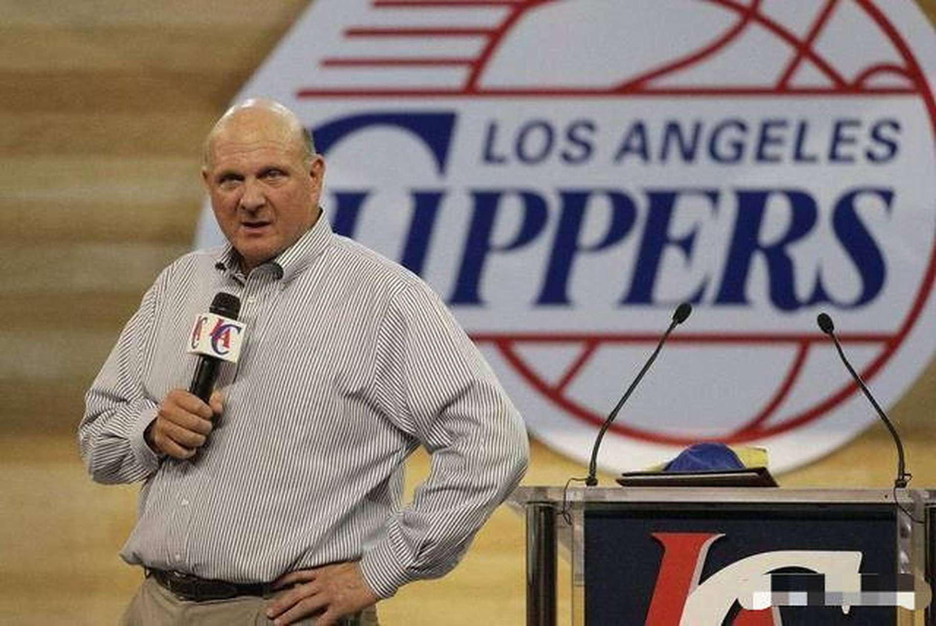 对手主教练无奈摇头（对方主帅无奈摇头）