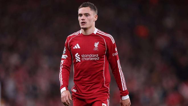 脱臼了！斯玛特与亚当斯卡位时撞到右肩 东契奇造犯规斯玛特跑回更衣室（右肩疑似脱臼！斯玛特与亚当斯卡位相撞后伤退，东契奇造犯规瞬间他直奔更衣室）