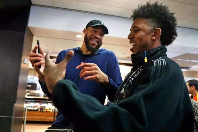 韩媒：全北现代外籍助教涉嫌“拉眼角”种族歧视韩国裁判（韩媒：全北现代外籍助教被指对韩国裁判做出拉眼角歧视手势）