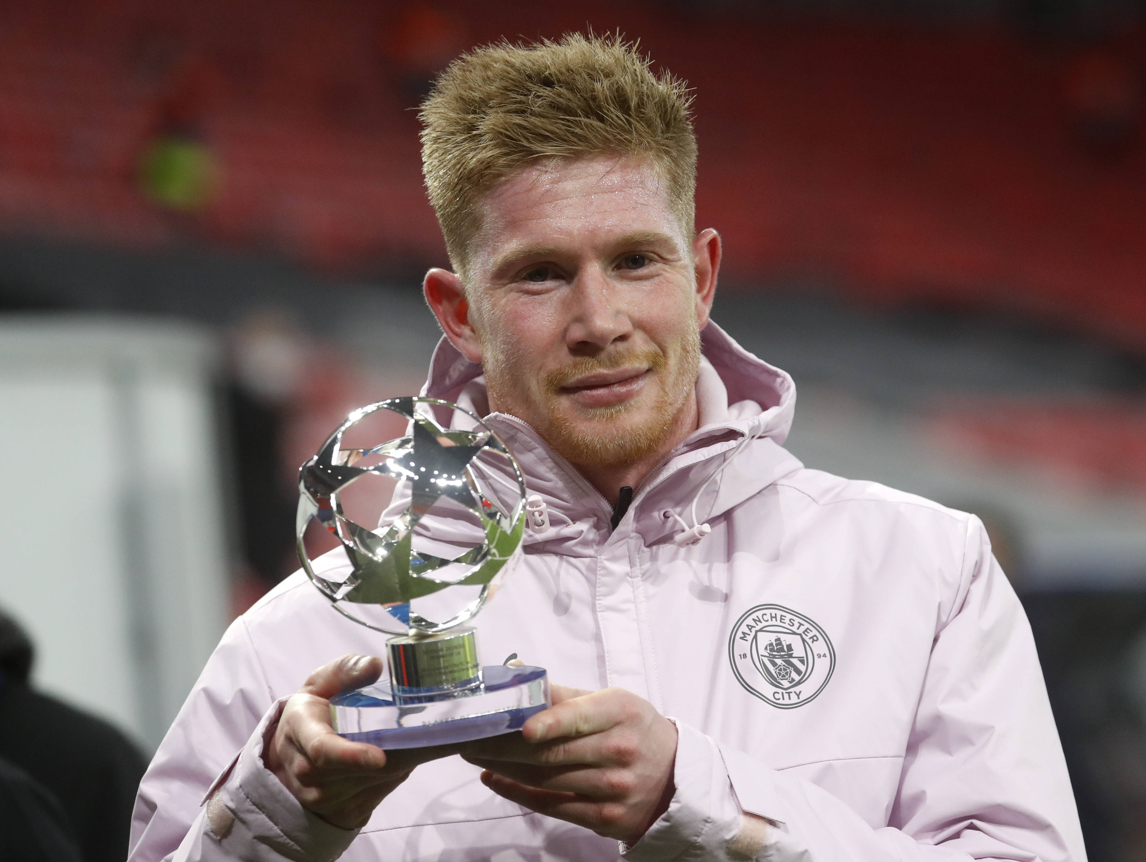 杨瀚森遭伊迪击倒，斯普利特怒喷裁判吃技犯（杨瀚森被伊迪放倒，斯普利特抗议判罚遭吹技犯）