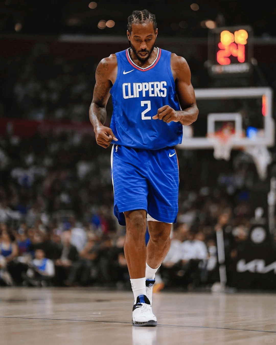 诺伊尔：没考虑重返德国队，希望活在当下和拜仁一起奋斗（诺伊尔：不考虑回归国家队，专注当下，与拜仁并肩作战）