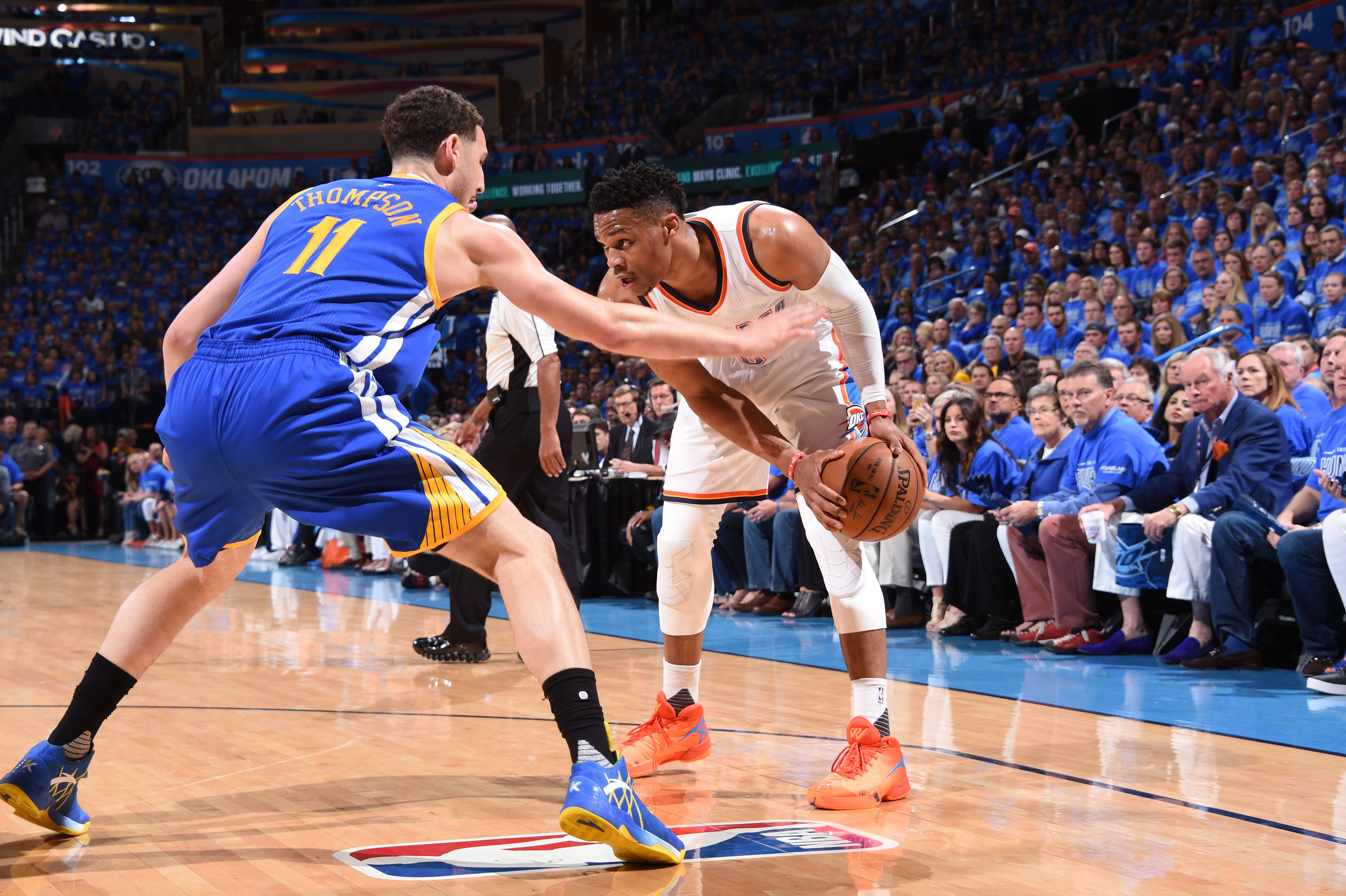 世体：巴萨全队向阿劳霍表达了支持，他已意识到染红的严重性（世体：巴萨众将力挺阿劳霍，他已认清红牌的严重性）