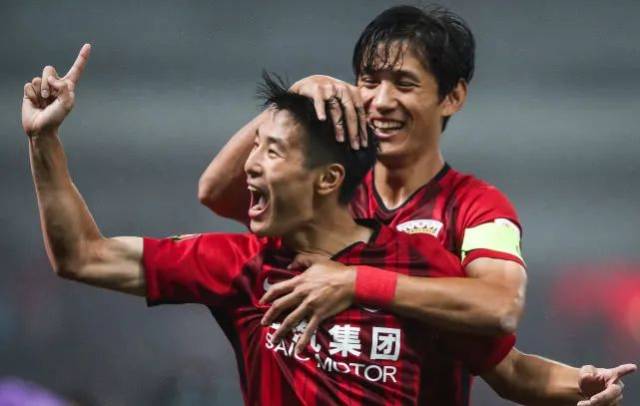 就差三分手感！布克复出贡献27分6篮板7助攻，三分5中0（布克复出砍27分6板7助，三分5投全失手感不佳）