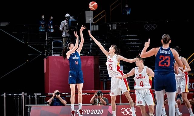 莫德里奇在对阵拉齐奥的比赛中踢满全场，Sofac...（莫德里奇战拉齐奥踢满90分钟）