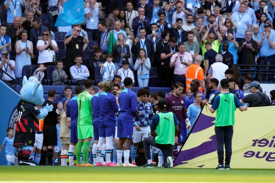 霍伊伦德梅开二度 那不勒斯击败尤文后登上意甲榜首（霍伊伦德双响，那不勒斯力克尤文登顶意甲榜首）