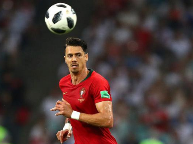 连续二次进攻拿分！奥孔武补篮得手 老鹰完成9-0攻击波打停奇才（奥孔武补篮点燃老鹰9-0高潮，连续二次进攻逼停奇才）